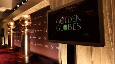 Se exhiben globos de oro de gran tamaño antes del anuncio de las nominaciones para la 83.ª edición de los Golden Globes en Beverly Hills, California, el 8 de diciembre de 2025. &nbsp;