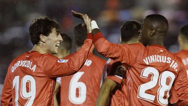 El&nbsp;Real&nbsp;Madrid&nbsp;apenas sufrió en la primera mitad, excepto en los primeros quince minutos, en los que el Melilla comenzó llevando la iniciativa, hasta que el equipo de Solari se sacudió la presión inicial de los melillenses y empezó a madurar el partido.