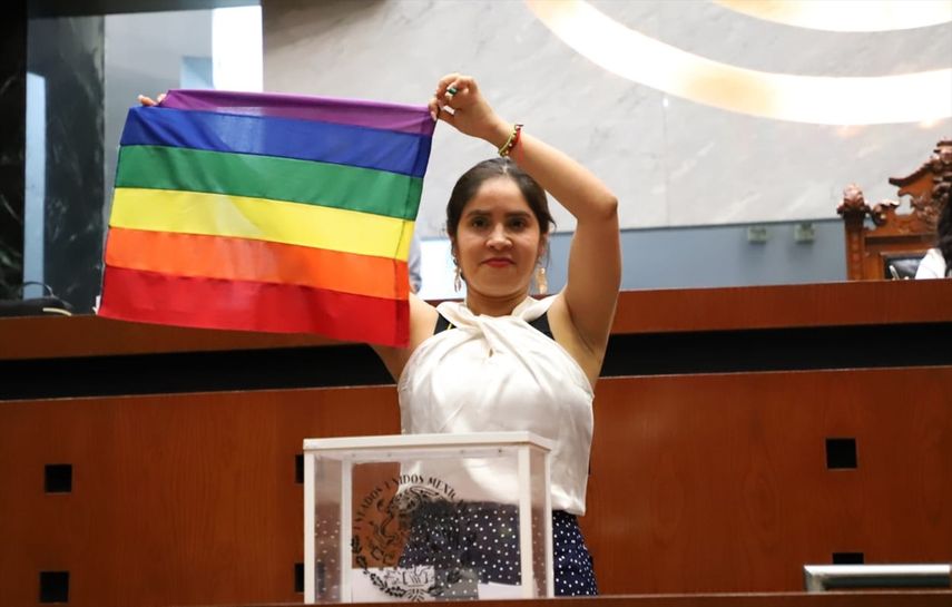 Diputada del Congreso de Guerrero enseña una bandera LGTB.