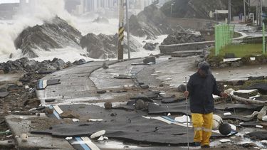 Una carretera dañada se ve mientras las olas golpean la costa en Ulsan, Corea del Sur, el martes 6 de septiembre de 2022. El tifón más poderoso que golpea Corea del Sur en décadas castigó su región sureña el martes, donde dejó casi un metro (3 pies) de lluvia.&nbsp;