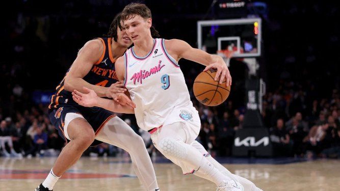 El novato Pelle Larsson, del Heat de Miami, maneja el balón en un partido ante los Knicks de Nueva York, el 17 de marzo de 2025.