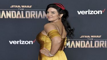 En esta foto del 13 de noviembre de 2019, la actriz Gina Carano asiste al estreno de The Mandalorian en el Teatro El Capitán en Los Angeles. Disney expresó su postura ante el despido de la actriz en dicha serie.&nbsp;