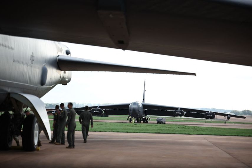 La tripulación de la Fuerza Aérea de EEUU alrededor del bombardero B-52.