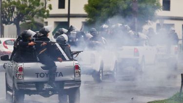En esta foto de archivo del 28 de mayo de 2018, la policía con equipos antidisturbios montados en la parte trasera de camionetas reprime a opositores del dictador de Nicaragua, Daniel Ortega, en Managua, Nicaragua.&nbsp;