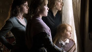 En esta imagen difundida por Sony Pictures, Emma Watson, Florence Pugh, Saoirse Ronan y Eliza Scanlen, de izquierda a derecha, en una escena de Little Women (Mujercitas).&nbsp;