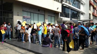 Decenas de venezolanos diariamente&nbsp;hacen largas colas en los exteriores  de la Oficina de la Comisión de Refugiados del Ministerio de Relaciones  Exteriores de Perú.
