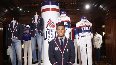 El atleta olímpico de carreras de BMX Kamren Larsen modela el uniforme de la ceremonia de apertura de los Juegos Olímpicos de París del equipo de Estados Unidos en la sede de Ralph Lauren el lunes 17 de junio de 2024 en Nueva York.