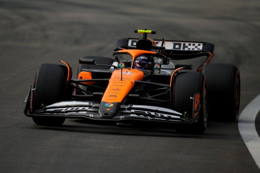 El británico Lando Norris de McLaren maniobra su auto en la tercera sesión de práctica el sábado 21 de septiembre del 2024 antes del Gran Premio de Singapur.&nbsp;