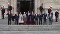 Miembros de una delegación de la Organización de los Estados Americanos (OEA) saludan a la prensa cuando llegan al Palacio de Gobierno para reunirse con el presidente peruano Pedro Castillo en Lima, Perú, el lunes 21 de noviembre de 2022.