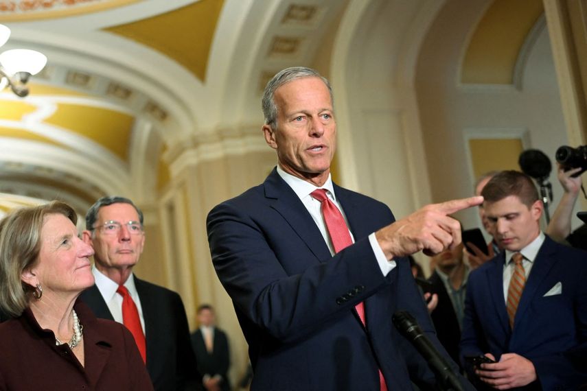 El líder de la mayoría republicana en el Congreso federal, John Thune, habla a periodistas en el Capitolio en Washington.