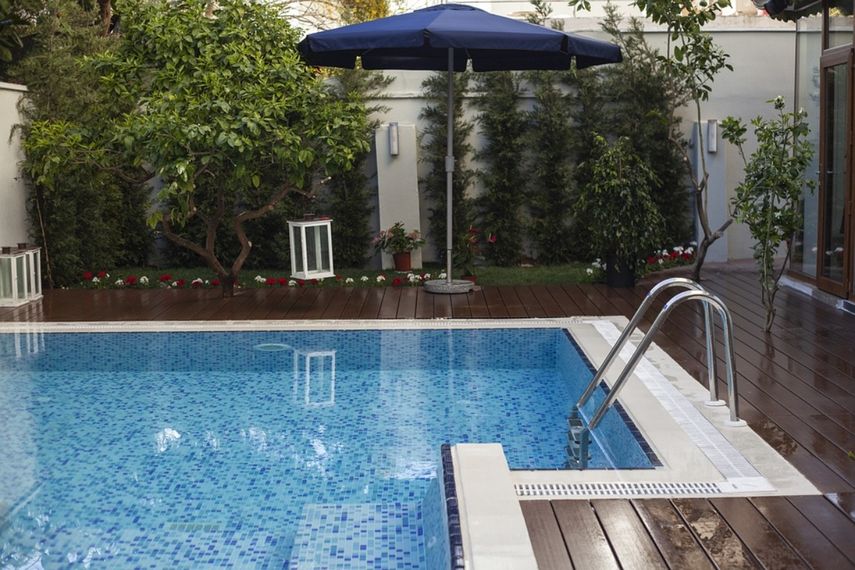 Una piscina en una residencia en Florida