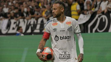 El atacante del Santos, Neymar, reacciona durante un partido de su club ante el Corinthians, el 12 de febrero de 2025.