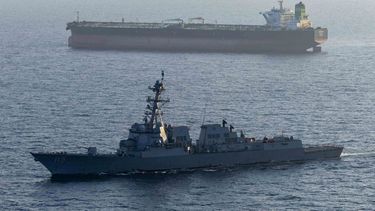 El destructor de misiles guiados USS Rafael Peralta (DDG 115) hace cumplir el bloqueo estadounidense de los puertos iraníes contra el M/T Stream después de que intentara navegar hacia un puerto iraní, el pasado 26 de abril.
