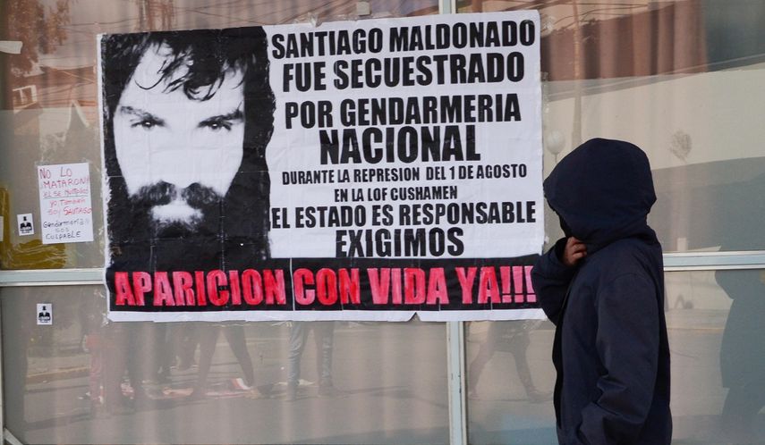 El hallazgo de un cadáver en un río del sur de&nbsp;Argentina ha conmocionado al país a la espera de que se identifique si pertenece o no a Santiago Maldonado, el joven desaparecido desde el 1 de agosto último.