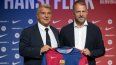 El presidente del Barcelona, Joan Laporta (izquierda), y el técnico Hansi Flick durante la presentación del alemán como entrenador azulgrana. El presidente del Barcelona, Joan Laporta (izquierda), y el técnico Hansi Flick durante la presentación del alemán como entrenador azulgrana.