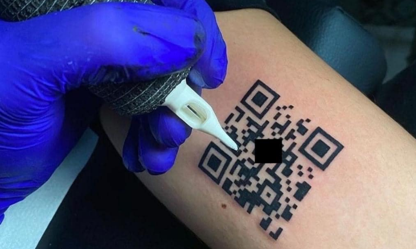 Joven italiano se tatúa su pasaporte sanitario en el brazo