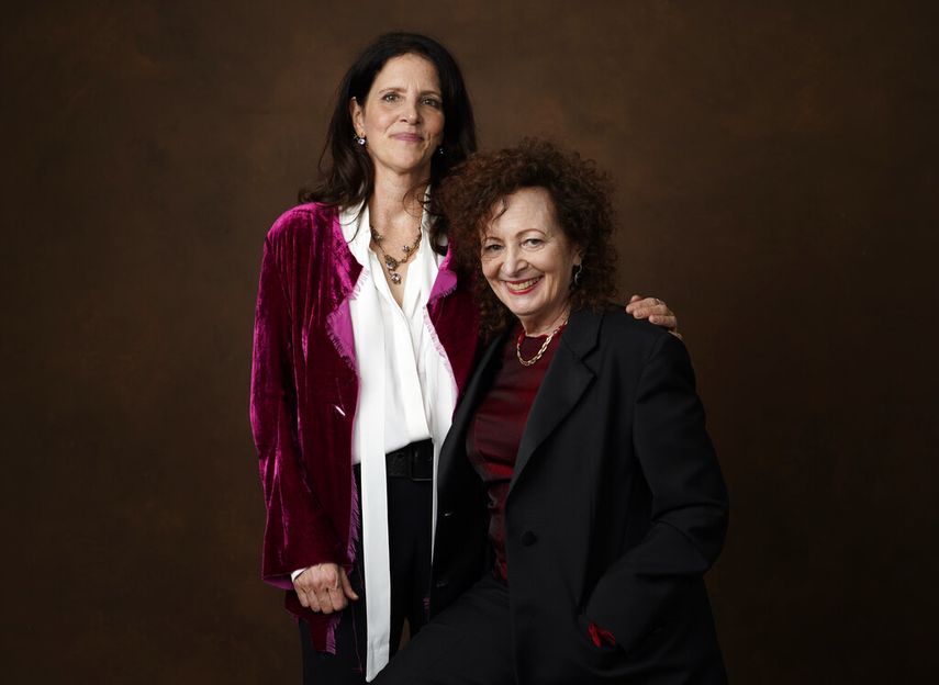 Laura Poitras y Nancy Goldin posan para un retrato en el almuerzo de nominados a la 95a entrega de Premios de la Academia el lunes 13 de febrero de 2023 en el Hotel Beverly Hilton en Beverly Hills, California.