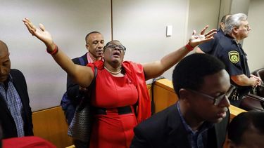 Fotografía del 1 de octubre de 2019 de Allison Jean, la madre de Botham Jean, que extiende los brazos en señal de agradecimiento en la sala de una corte en Dallas, luego de que la expolicía Amber Guyger fuera hallada culpable del homicidio de su hijo.