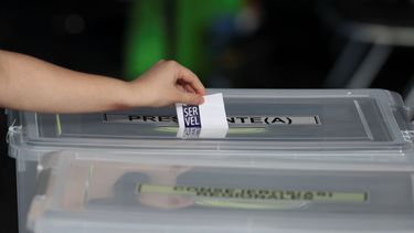 Una mujer deposita su boleto en elecciones presidenciales en Santiago de Chile, el domino 21 de noviembre de 2021.