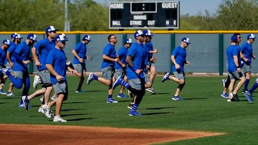 Jugadores de la selección olímpica de béisbol de Israel entrenan en el estadio Salt River Fields, el miércoles 12 de mayo de 2021, en Scottsdale, Arizona