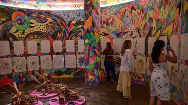 Los visitantes ven una obra del artista brasileño Tadaskia exhibida en la 35ª Bienal en Sao Paulo, Brasil, el 4 de septiembre de 2023. Unos 120 artistas están presentes en la exposición que continuará hasta el 10 de diciembre.