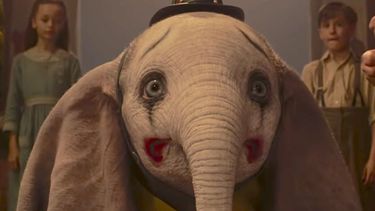 Dirigida por Tim Burton, la cinta vuelve a relatar la historia del elefante de orejas gigantes, esta vez recreado digitalmente, que se convierte en estrella del circo.