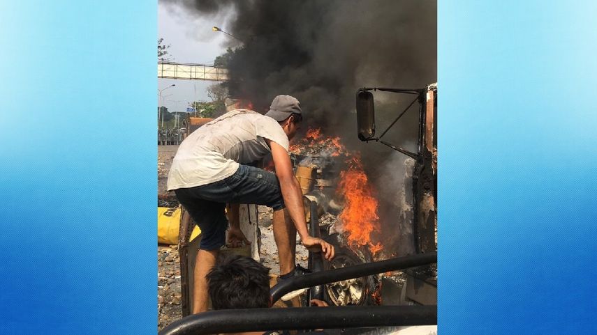 Vista de uno de los camiones de auda humanitaria incendiados por efectivos armados del régimen de Nicolás Maduro, en el puente Santander, este 23 de febrero de 2019.