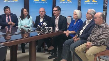 Foro del Instituto Libre con la participación de líderes comunitarios de diferentes nacionalidades.