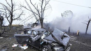 Restos de un radar, un vehículo y otros equipos en una instalación militar ucraniana en las afueras de Mariúpol, Ucrania, el jueves 24 de febrero de 2022. Rusia lanzó una andanada de ataques aéreos y con misiles contra Ucrania el jueves temprano y funcionarios ucranianos dijeron que las tropas rusas han ingresado al país desde el norte, este y sur.&nbsp;