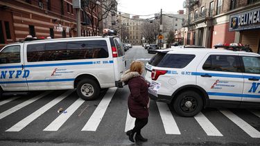 Una mujer cruza una calle cerca de donde hubo una balacera en el Bronx, en Nueva York, el domingo 9 de febrero de 2020. 