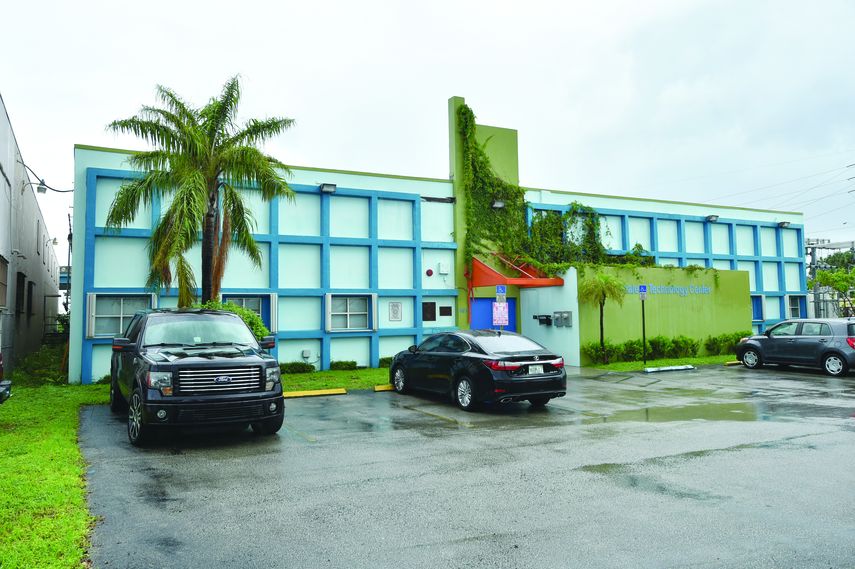 En el edificio que pretende vender la Ciudad de Hialeah funciona desde hace 24 años una institución educativa.