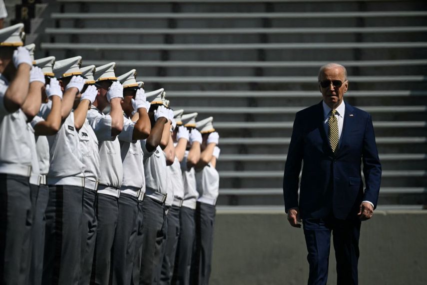 El presidente Joe Biden a su arribo a la graduación de 2024 en la Academia Militar de Estados Unidos West Point el 25 de mayo de 2024, en West Point, Nueva York.