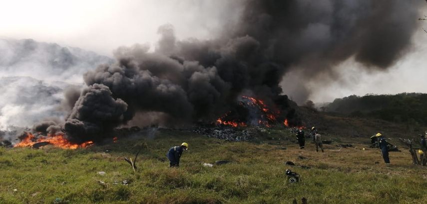 En la foto, Unidades Humanitarias del Ej&eacute;rcito de Rep&uacute;blica Dominicana colaboran para sofocar el incendio del vertedero.&nbsp;