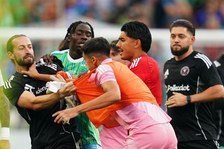 El jugador Tomás Avilés (chaleco naranja), del Inter Miami, pelea con jugadores de los Sounders de Seattle tras la final de la Leagues Cup, el 31 de agosto de 2025.