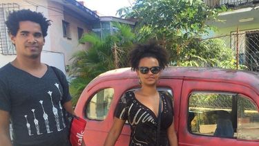 El artista independiente Luis Manuel Otero Alcántara y su pareja, la historiadora del arte Yanelys Núñez Leyva, en La Habana.