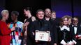 El director, guionista y productor rumano Cristian Mungiu (C) posa en el escenario tras ganar la Palma de Oro por la película Fjord durante la ceremonia de clausura de la 79ª edición del Festival de Cine de Cannes en Cannes, al sur de Francia, el 23 de mayo de 2026.