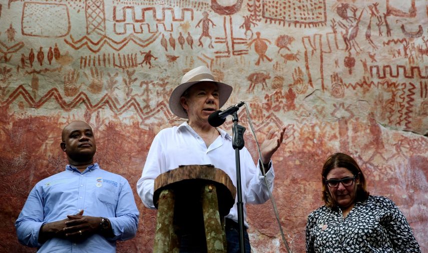 El presidente de Colombia, Juan Manuel&nbsp;Santos&nbsp;(C), pronuncia un discurso junto a su ministro de Medio Ambiente, Luis Gilberto Murillo (i), y su ministra de Cultura, Mariana Garcés (d).
