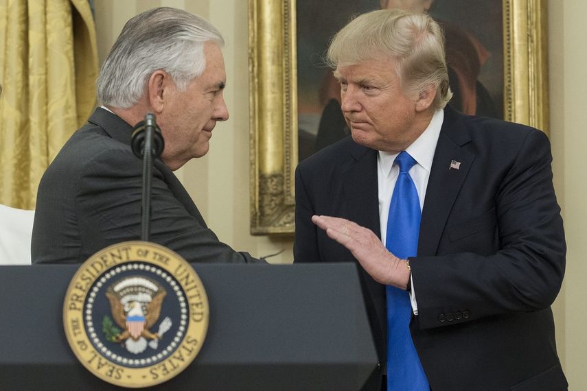 El presidente Donald Trump estrecha la mano de&nbsp;Rex&nbsp;Tillerson, durante la ceremonia de juramentación de&nbsp;Tillerson&nbsp;como secretario de Estado.