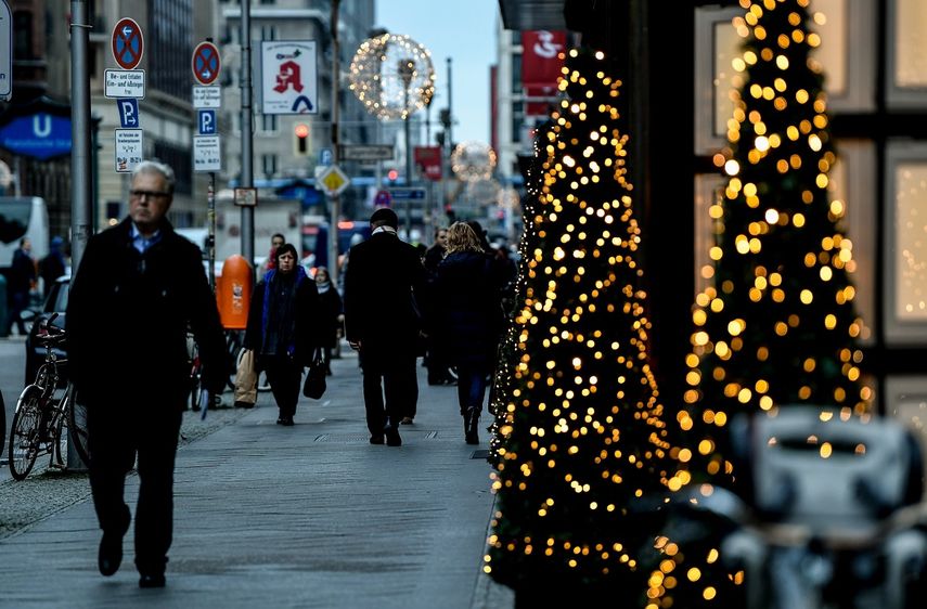 Personas realizan sus compras navideñas por la Friedrishstrasse, en Berlín, Alemania.