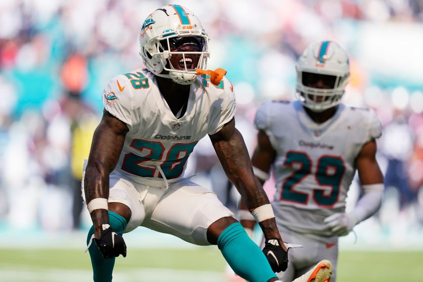 El esquinero de los Dolphins de Miami, Kader Kohou (28), celebra una jugada durante la segunda mitad de un partido de fútbol americano de la NFL contra los New England Patriots, el domingo 11 de septiembre de 2022 en Miami Gardens, Florida&nbsp;