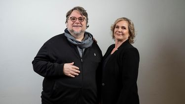 El cineasta mexicano Guillermo del Toro y la vicepresidente de Kids & Family en Netflix, Melissa Cobb, en el Festival Internacional de Cine de Guadalajara.