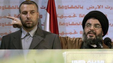 El líder de Hezbolá, Sayyed Hassan Nasrallah, derecha, pronuncia un discurso, acompañado de su guardaespaldas, Yasser Nemr Qranbish, en un mitin para conmemorar el sexto aniversario de la retirada de Israel del sur de Líbano tras 18 años de ocupación, en el puerto sureño de Tiro, el 25 de mayo de 2006.&nbsp;