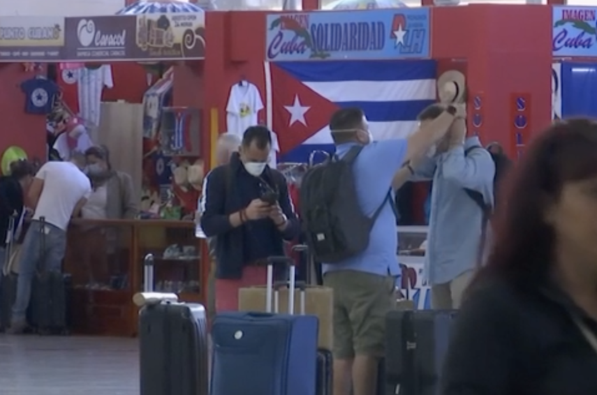 Captura de video de AP, de unos viajeros en Cuba que se tapan la boca y la nariz ante la amenaza del coronavirus.&nbsp;