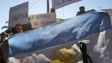 La CIA cree que el operativo tuvo más ver con una puja interna en el gobierno y menos con Nisman y lo que estaba investigando. Alguien quiso complicar a Cristina (Kirchner) por los cambios que estaba haciendo en la SIDE, indicó la fuente citada por 