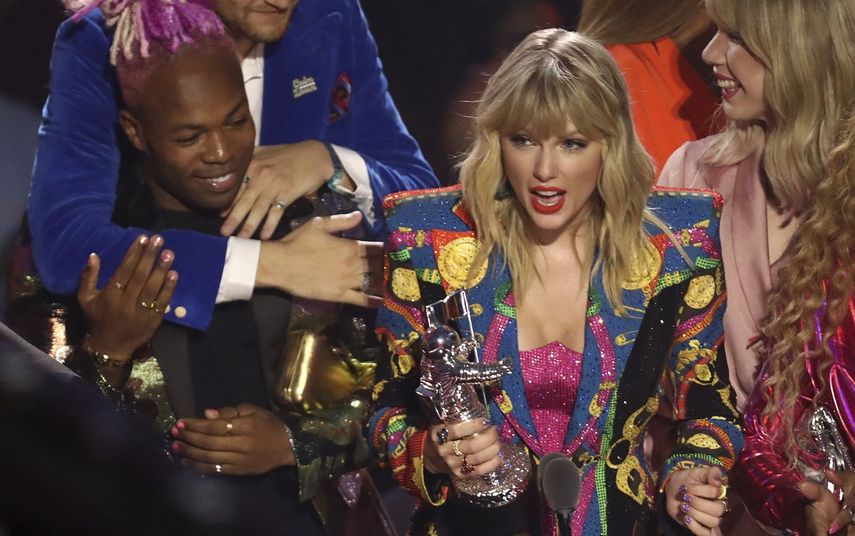 Taylor Swift recibe el premio al video del año por You Need to Calm Down en los Premios MTV a los Videos Musicales en el Prudential Center el lunes 26 de agosto de 2019 en Newark, Nueva Jersey.&nbsp;