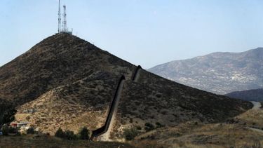 Imagen del muro de divide la frontera entre Tecate, México, y Estados Unidos.