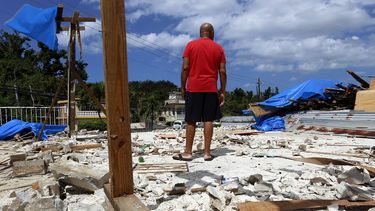 Un hombre observa los escombros de su casa destrozada por el paso del huracán María, seis meses después del paso del fenómeno meteorológico que afectó a Puerto Rico.