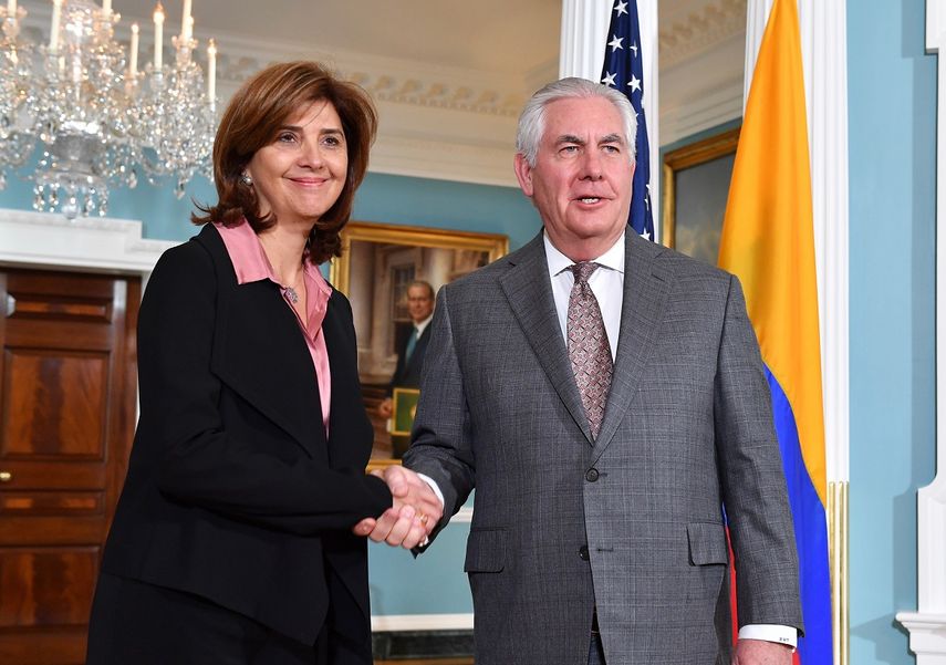 &nbsp;Fotografía cedida por el Departamento de Estado de Estados Unidos (DOS) del secretario de Estado, Rex Tillerson (d), dando la mano a la ministra de Relaciones Exteriores de&nbsp;Colombia, María Ángela Holguín.