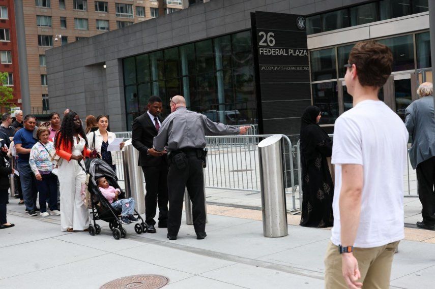 Personas hacen cola en espera para ingresar al tribunal de inmigración en el Edificio Federal Jacob Javits en Manhattan, en la ciudad de Nueva York.