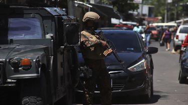 Soldados vigilan un puesto de control a la entrada de la comunidad de Las Palmas, un barrio que se supone está bajo el control de la pandilla Barrio 18 en San Salvador, El Salvador, el domingo 27 de marzo de 2022.&nbsp;